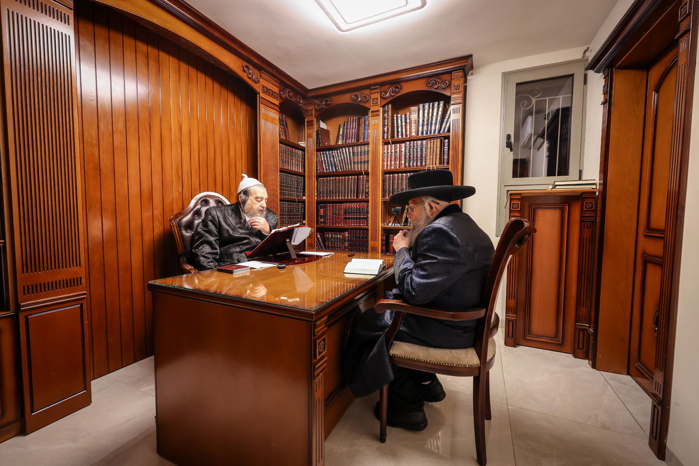 האדמו"ר מפינסק קארלין עם הגרי"מ שעכטער