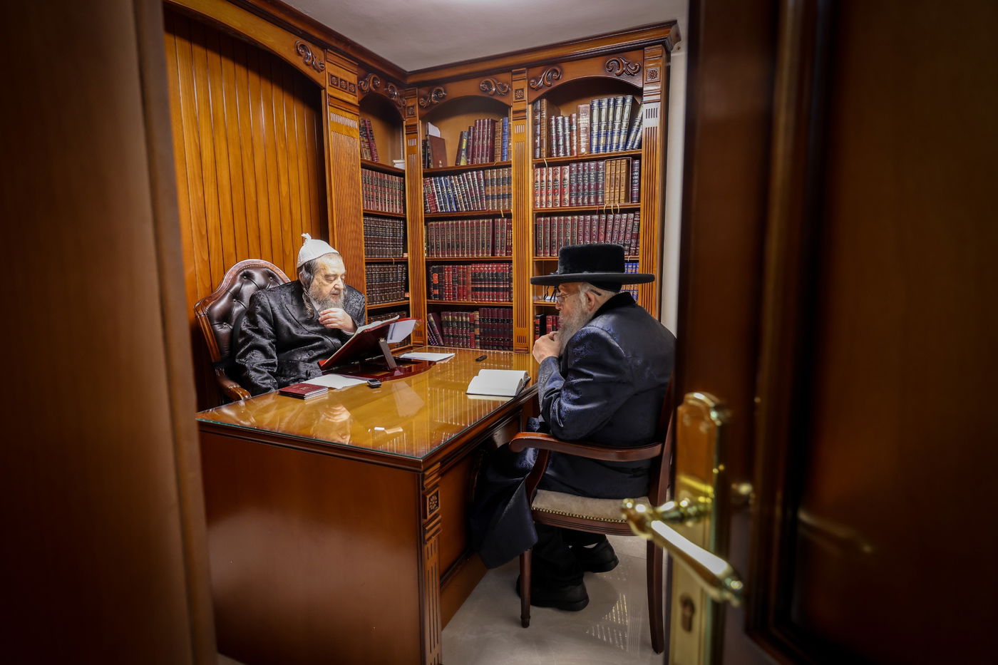 האדמו"ר מפינסק קארלין עם הגרי"מ שעכטער