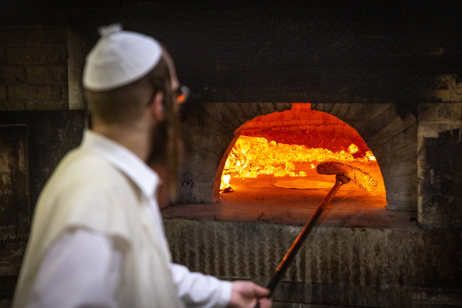 הרב יוסף דורפמן עושה סדר בכשרות המוצרים לפסח