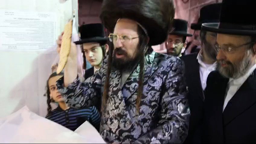 האדמו"ר ממעזבוז באפיית מצות