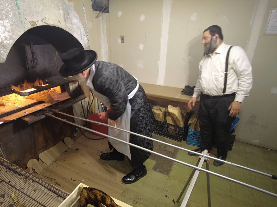 האדמו"ר מטאהש באפיית מצות