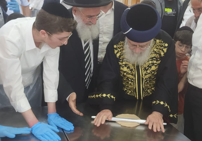 הראש"ל והגר"מ עמוס באפיית המצות