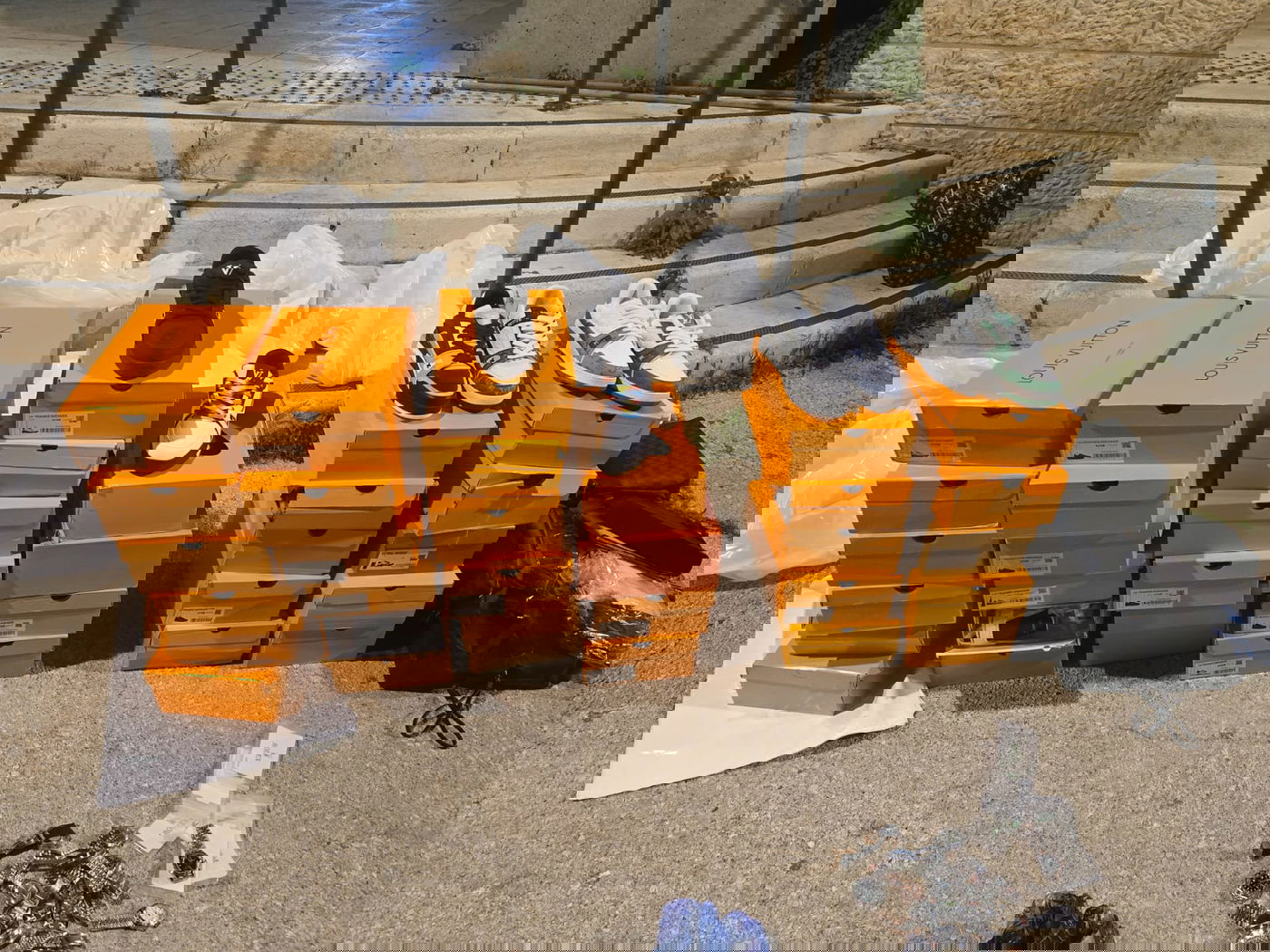 בני זוג מכרו מותגי יוקרה מזויפים בחנות פיראטית - ונעצרו