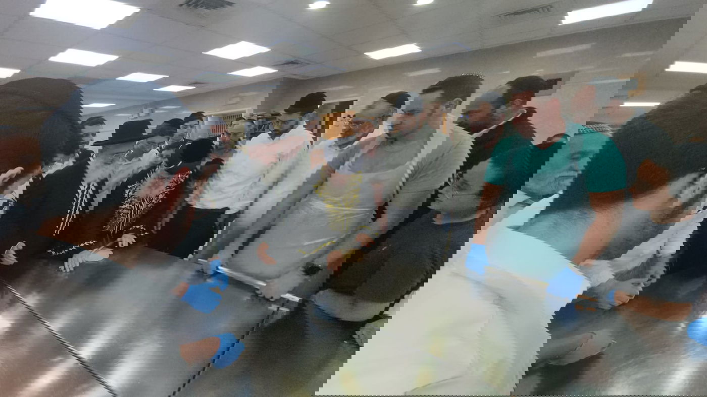 הראשון לציון באפיית מצות אצל חבר בית הדין הגדול | תיעוד