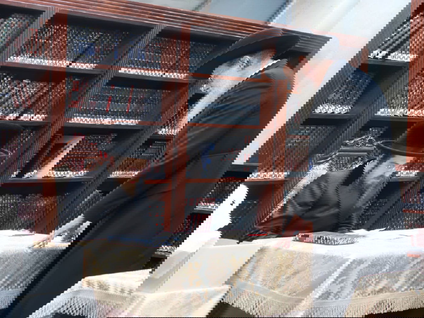 האדמו"ר מסאדיגורה בחלוקת יין ומצות