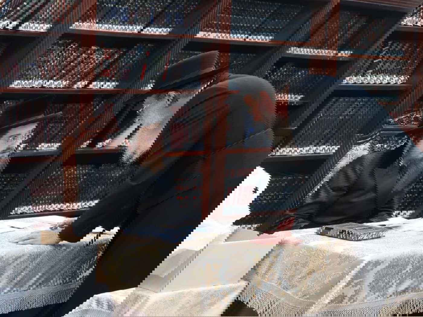 האדמו"ר מסאדיגורה בחלוקת יין ומצות