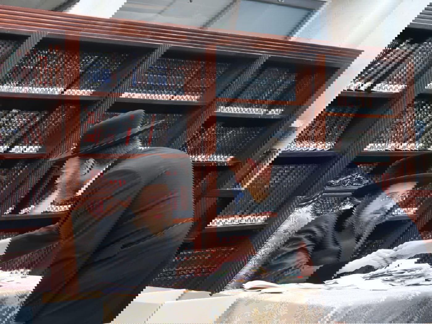 האדמו"ר מסאדיגורה בחלוקת יין ומצות