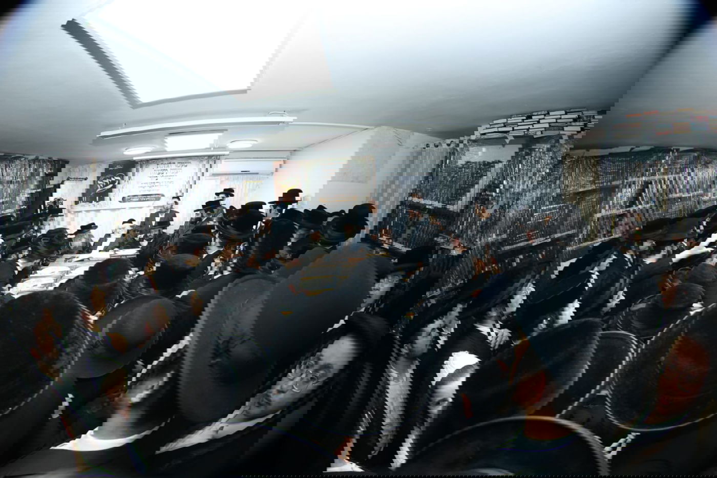 הגר"מ שטרנבוך בחלוקת מצות לארגון 'ביחד'