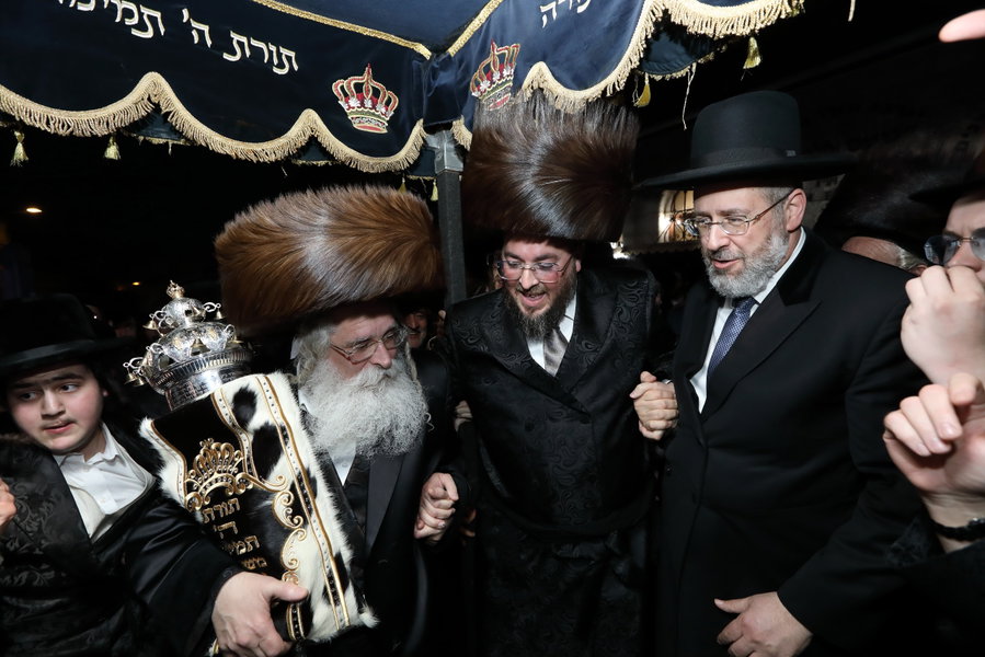 האדמו"ר מנדבורנה ירושלים בהכנסת ספר תורה לבית מדרשו