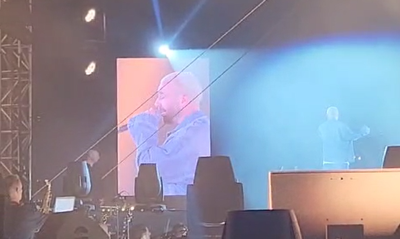 במהלך המופע: עומר אדם שר "שיר למעלות" לשחרור החטופים | צפו