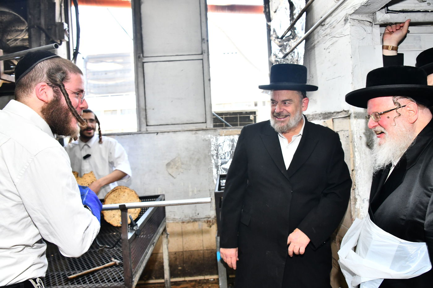 האדמו"ר מסאסוב באפיית מצות