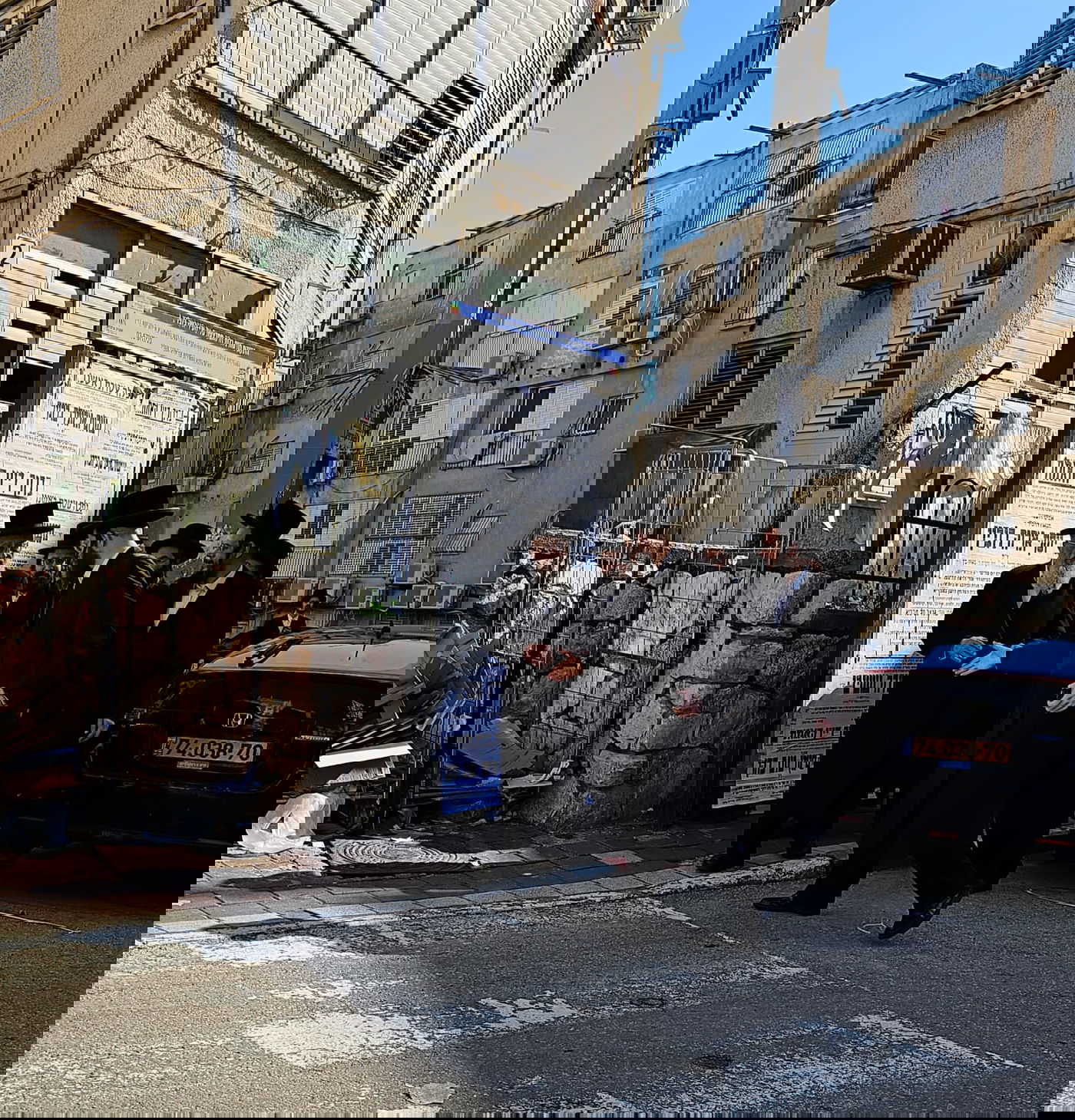 הגרי"מ שטרן מוקף בשואלים דבר הלכה בדרך לביתו 