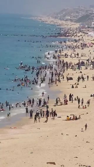 התיעוד שהרתיח: תושבי הרצועה מבלים בחוף הים בלב עזה