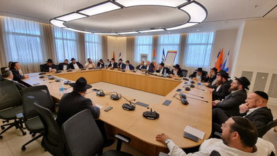 לקראת יום הולדת הרבי: המחווה של ראש העיר לחסידים