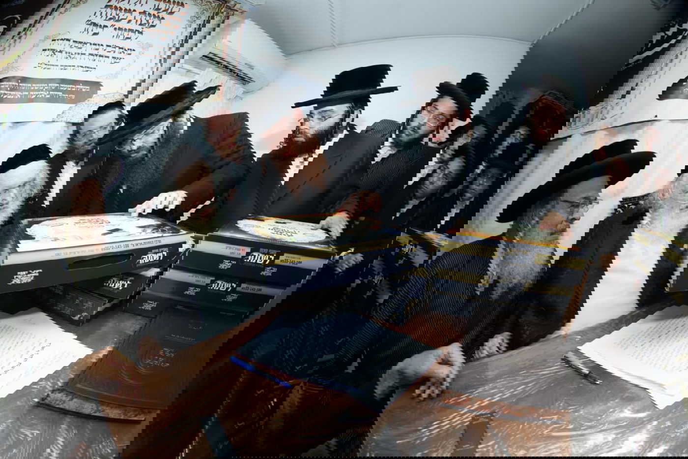 הגר"מ שטרנבוך בחלוקת מצות לארגון 'ביחד'