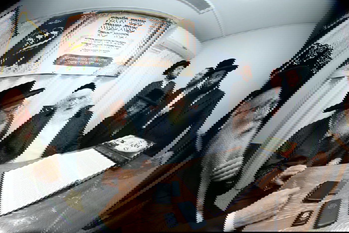 הגר"מ שטרנבוך בחלוקת מצות לארגון 'ביחד'