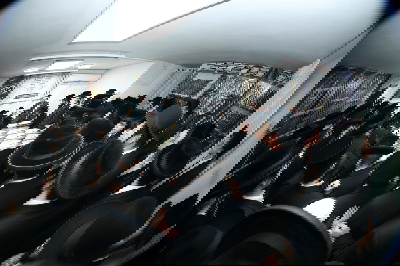 הגר"מ שטרנבוך בחלוקת מצות לארגון 'ביחד'