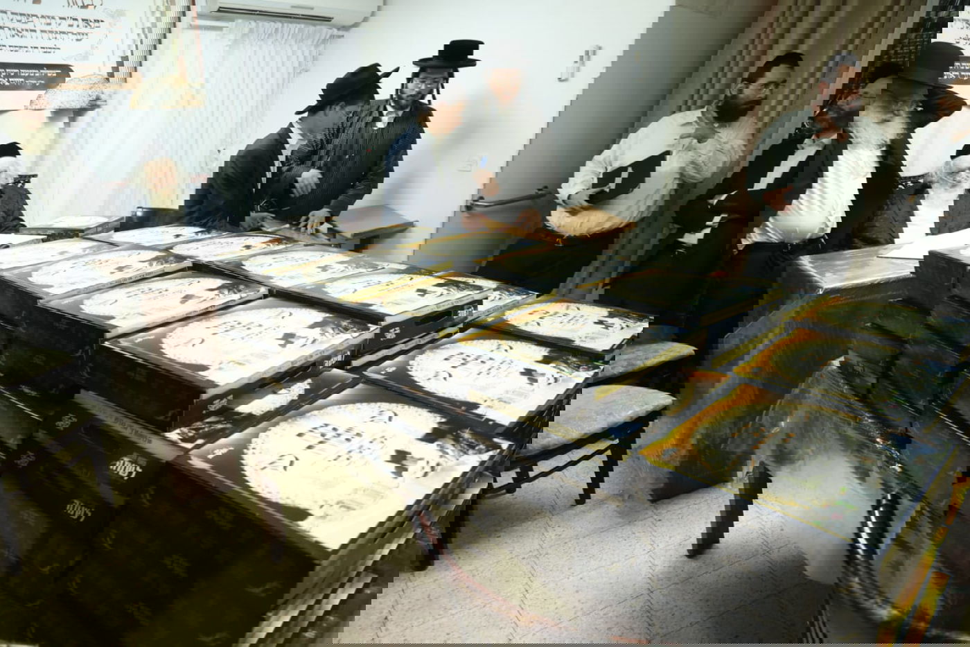 הגר"מ שטרנבוך בחלוקת מצות לארגון 'ביחד'