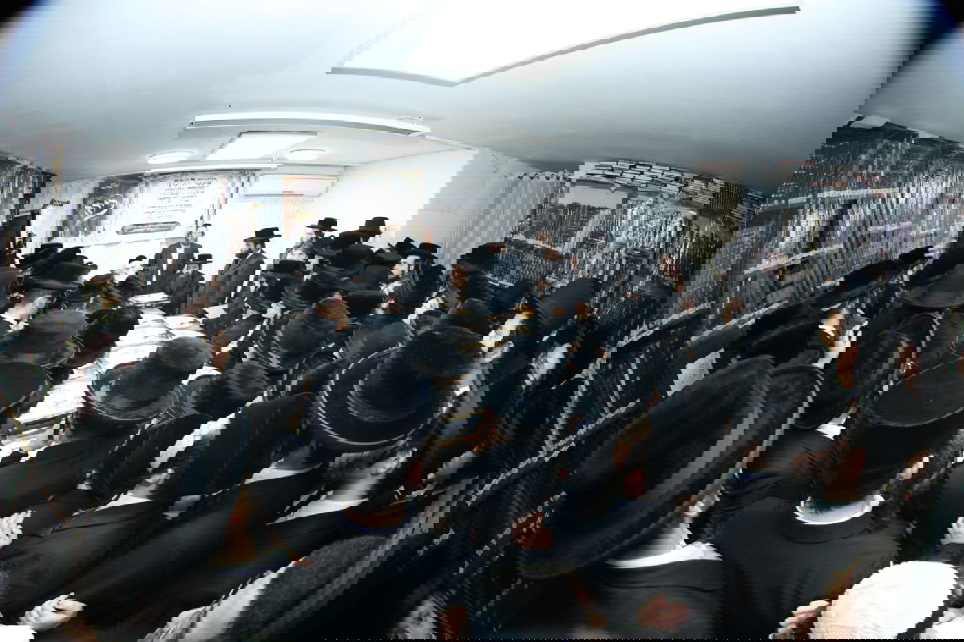 הגר"מ שטרנבוך בחלוקת מצות לארגון 'ביחד'