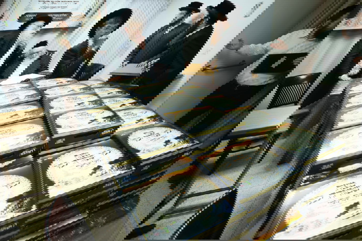 הגר"מ שטרנבוך בחלוקת מצות לארגון 'ביחד'