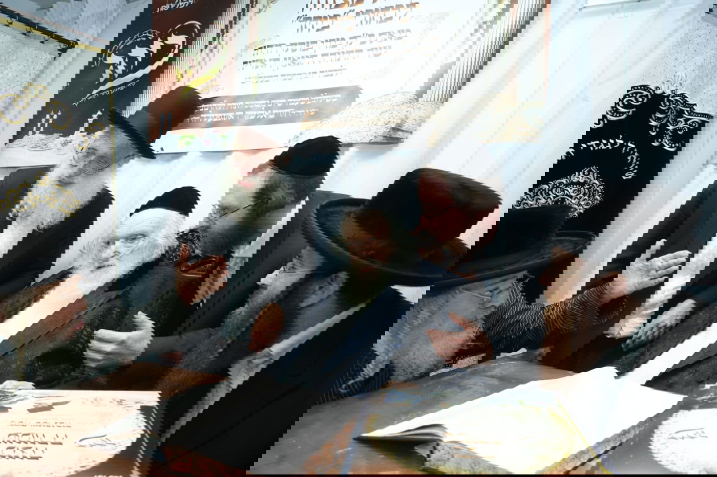 הגר"מ שטרנבוך בחלוקת מצות לארגון 'ביחד'