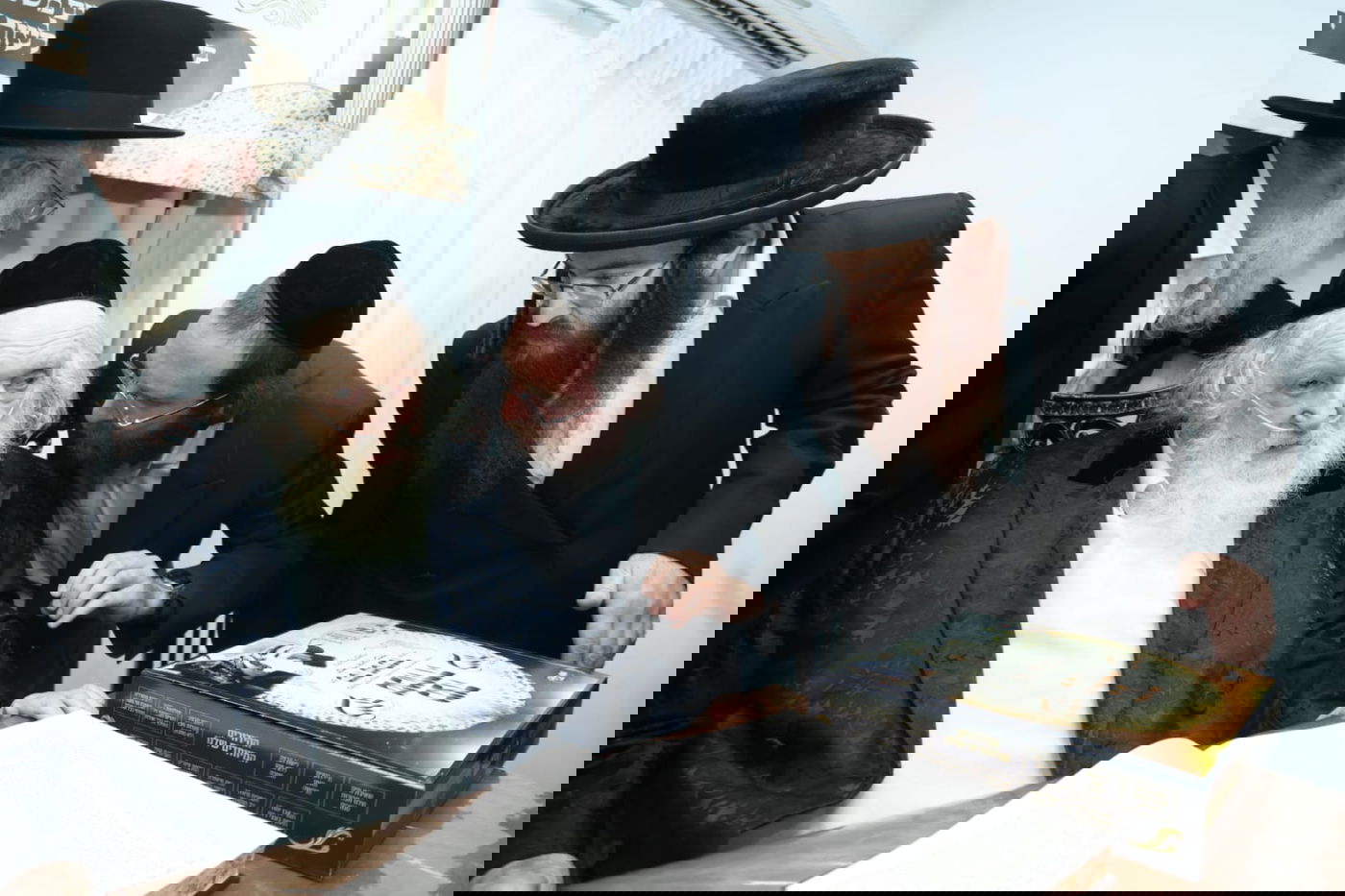 הגר"מ שטרנבוך בחלוקת מצות לארגון 'ביחד'