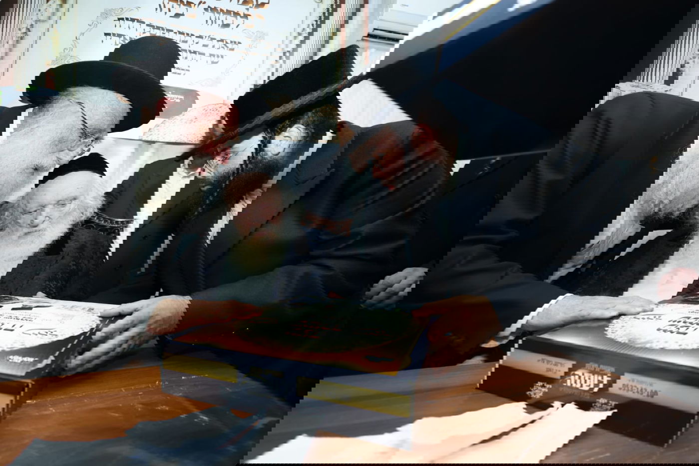 הגר"מ שטרנבוך בחלוקת מצות לארגון 'ביחד'