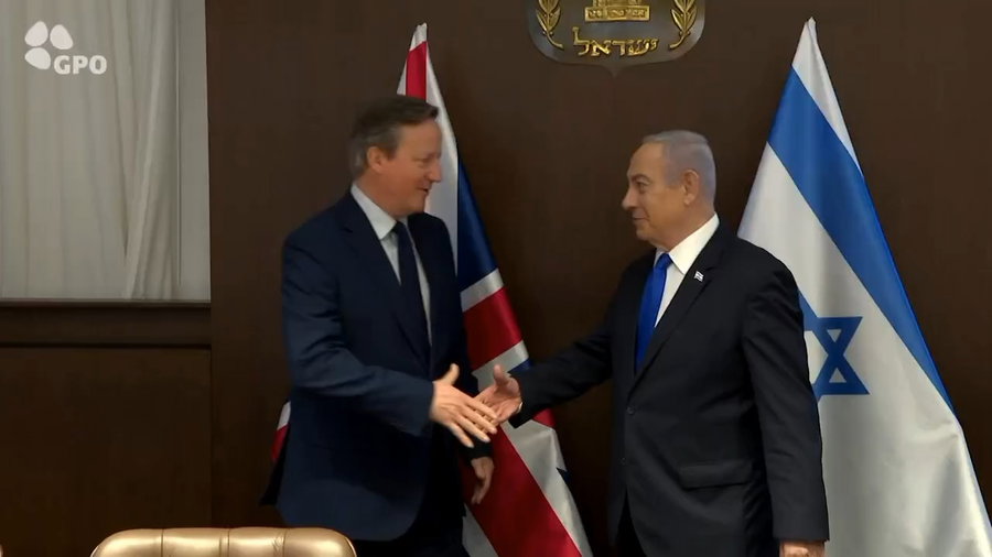 עם שר החוץ של בריטניה דיוויד קמרון