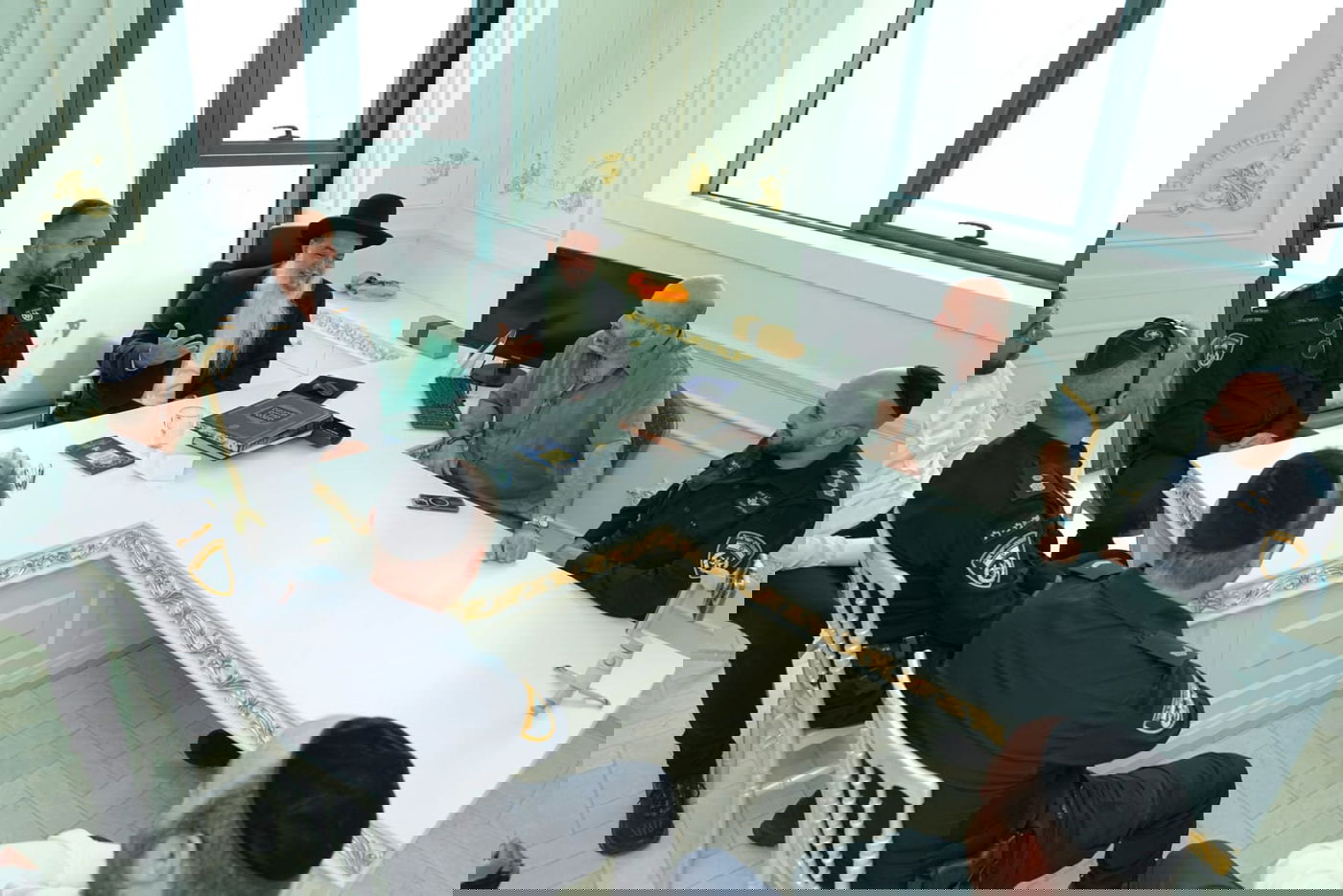 מפקדי מחוז ב"ב, ר"ג, במעונו של הרב יגאל כהן