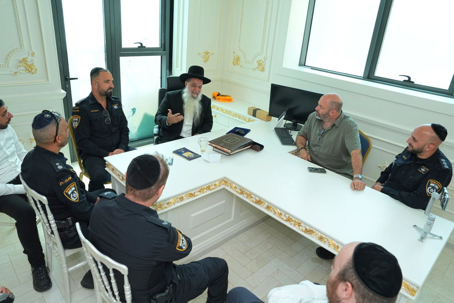 מפקדי מחוז ב"ב, ר"ג, במעונו של הרב יגאל כהן
