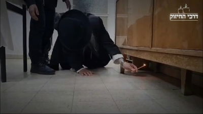 התיעוד נחשף: רבי גרשון כורע על הרצפה לבדוק את החמץ