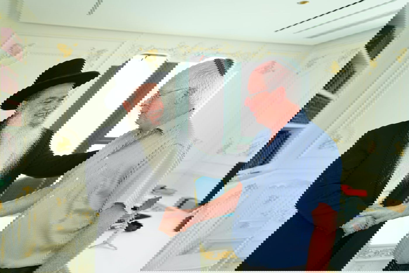 מפקדי מחוז ב"ב, ר"ג, במעונו של הרב יגאל כהן