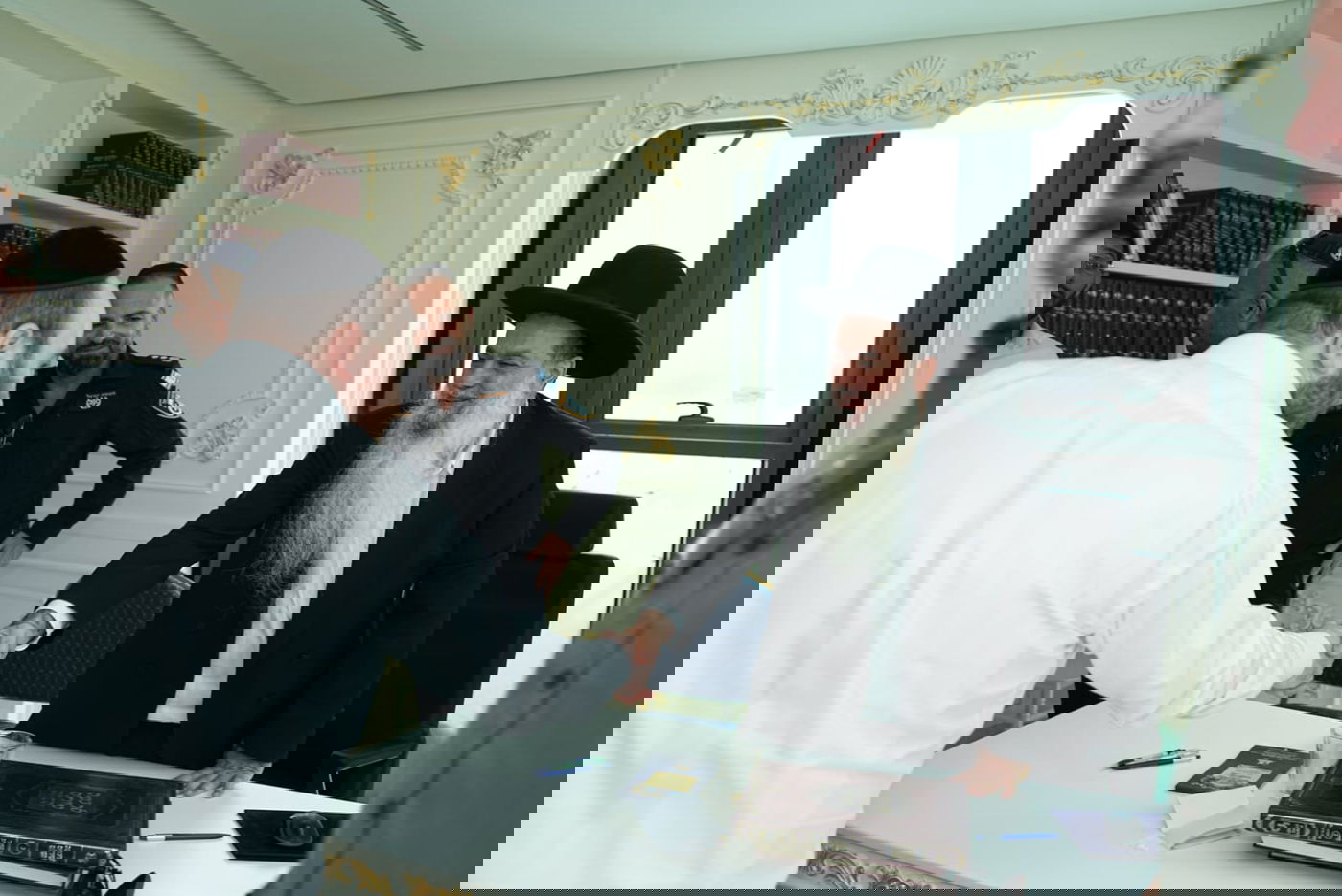 מפקדי מחוז ב"ב, ר"ג, במעונו של הרב יגאל כהן