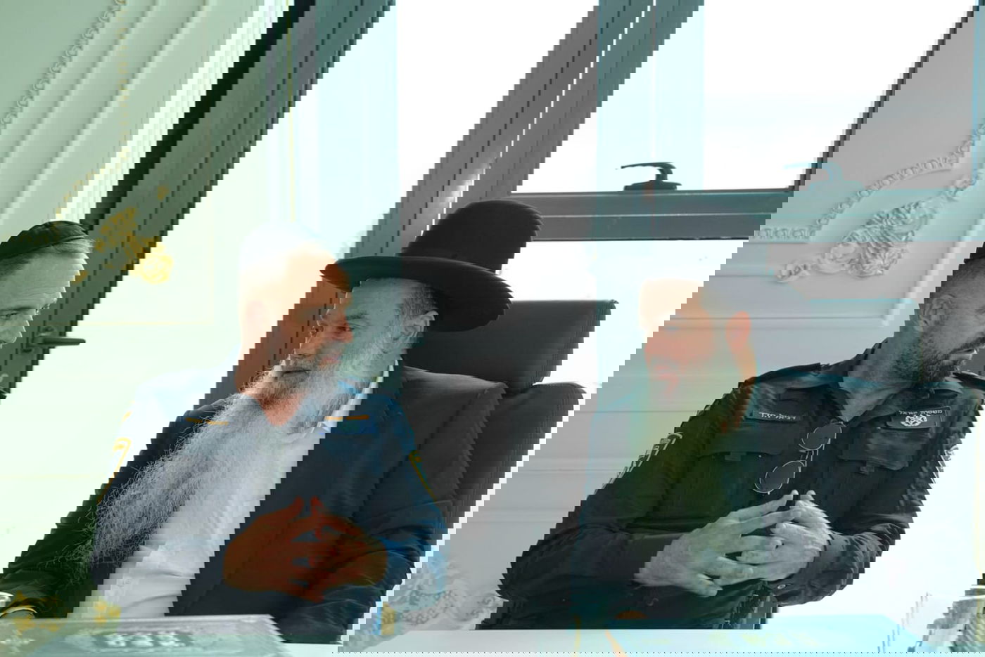 מפקדי מחוז ב"ב, ר"ג, במעונו של הרב יגאל כהן