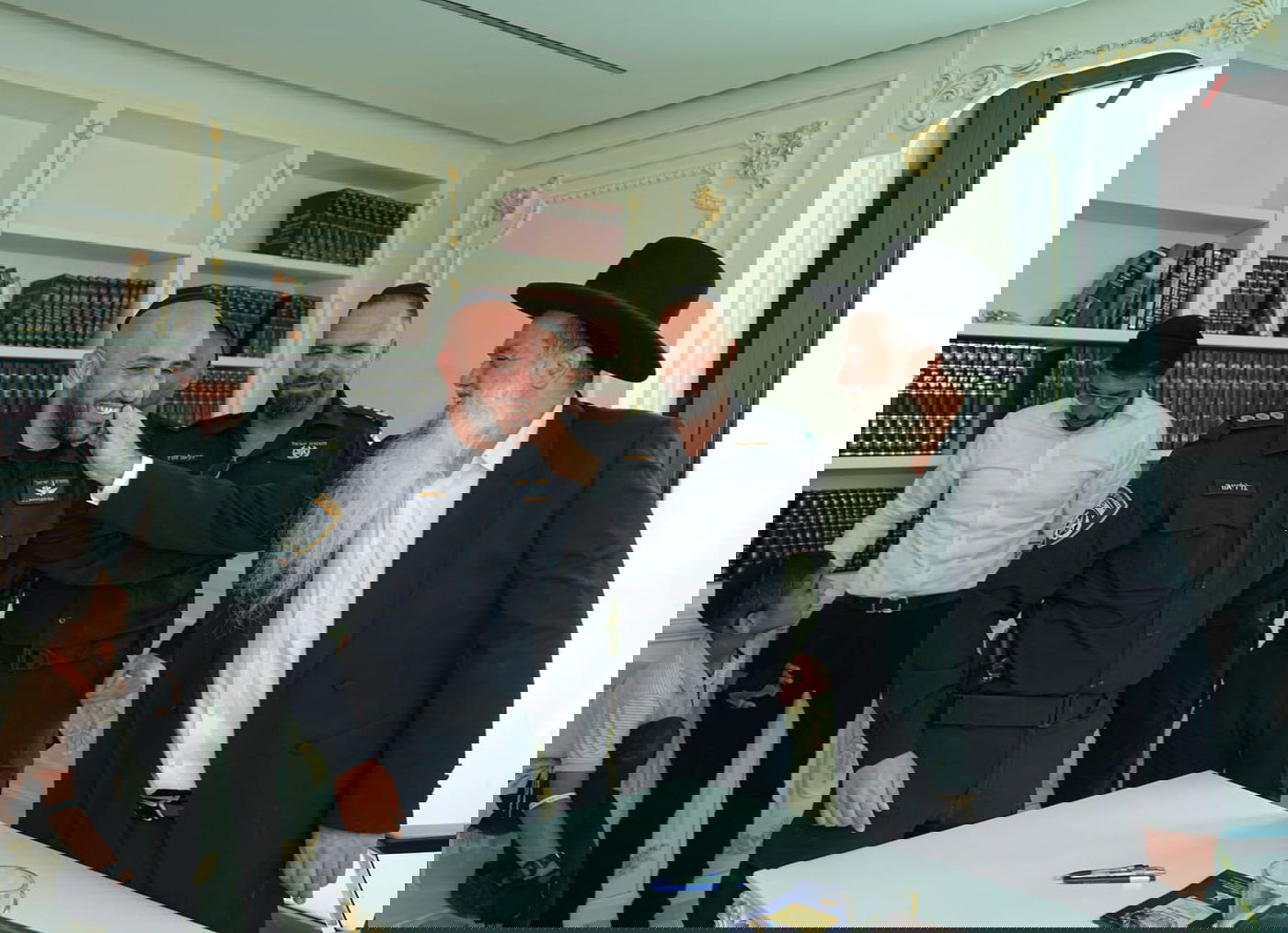 מפקדי מחוז ב"ב, ר"ג, במעונו של הרב יגאל כהן