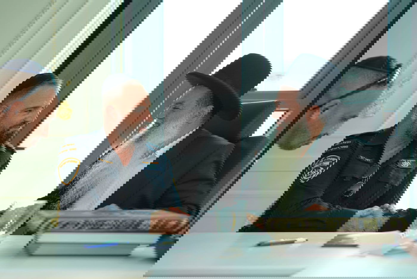 מפקדי מחוז ב"ב, ר"ג, במעונו של הרב יגאל כהן