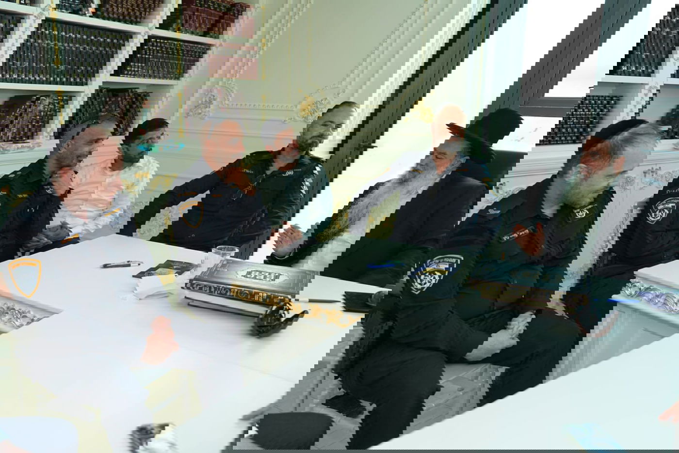 מפקדי מחוז ב"ב, ר"ג, במעונו של הרב יגאל כהן