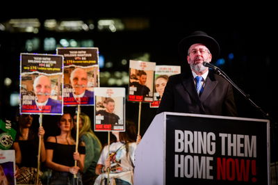 הרב לאו בעצרת החטופים