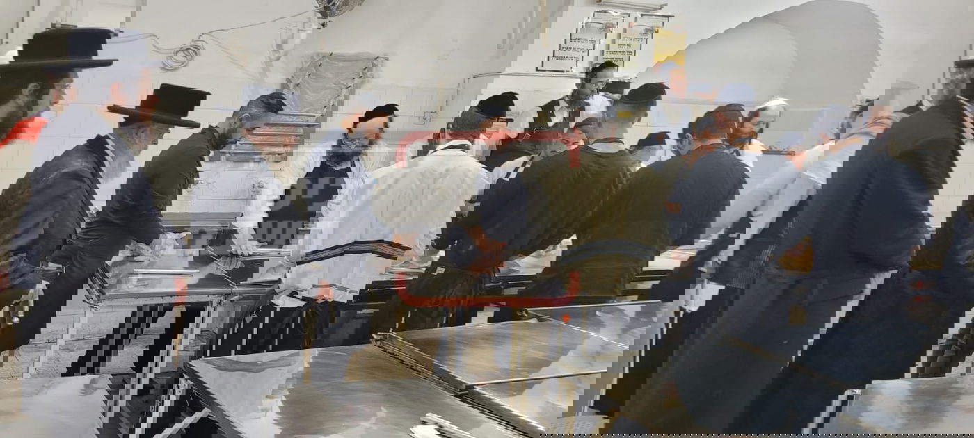 האדמו"ר מפינסק קארלין באפיית מצות טרם אשפוזו בבית החולים