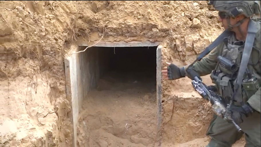 פיר מנהרה שבה שהו חטופים ונחשפה על ידי הלוחמים במהלך מלחמת חרבות ברזל