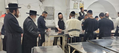 האדמו"ר מפינסק קארלין באפיית מצות טרם אשפוזו בבית החולים