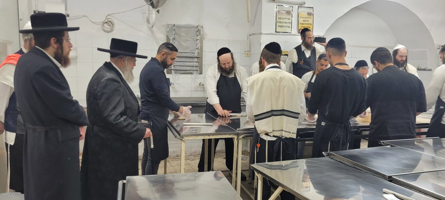 האדמו"ר מפינסק קארלין באפיית מצות טרם אשפוזו בבית החולים