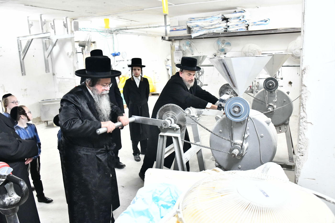 האדמו"ר משבט הלוי באפיית מצות 