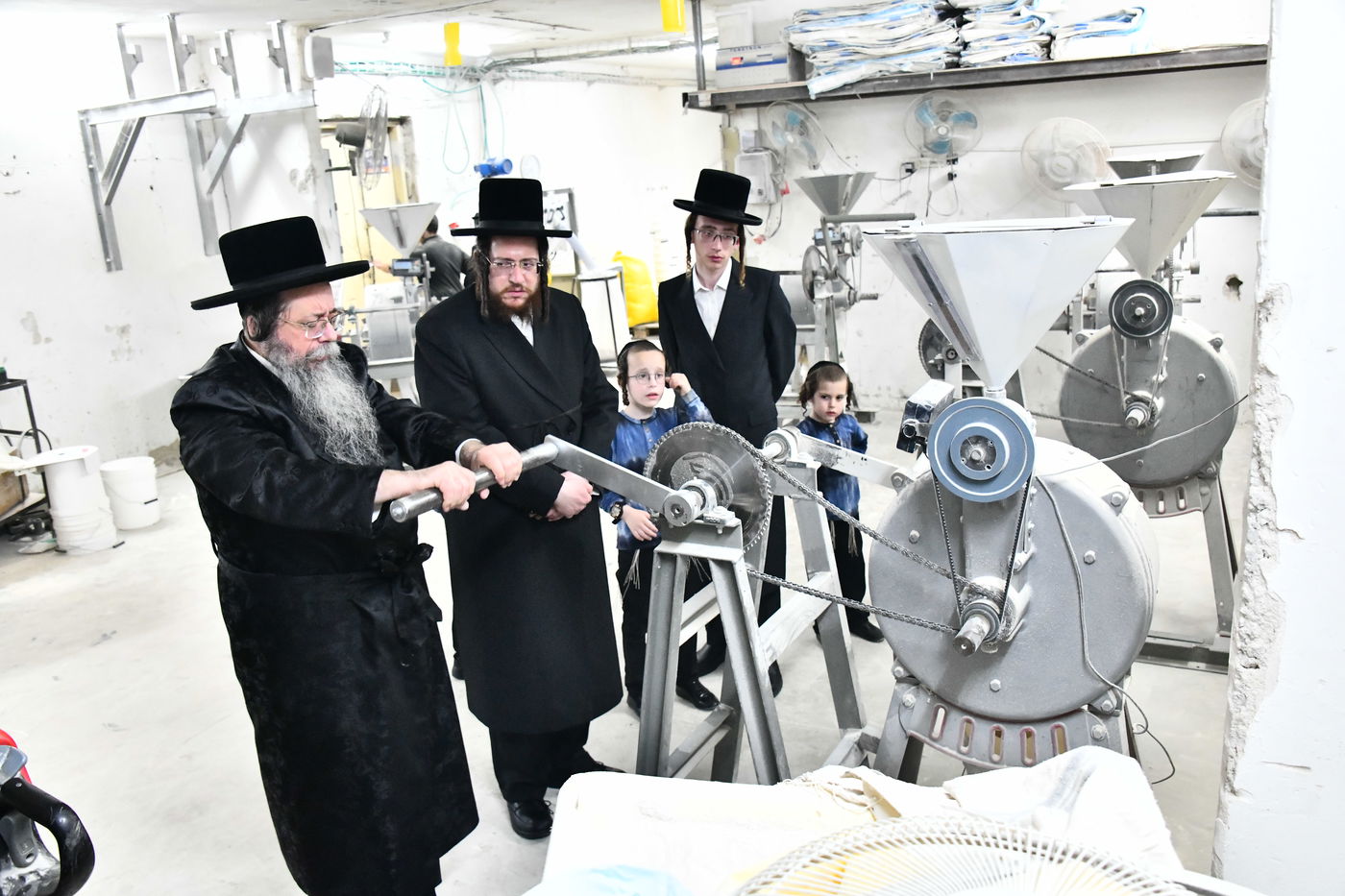 האדמו"ר משבט הלוי באפיית מצות 