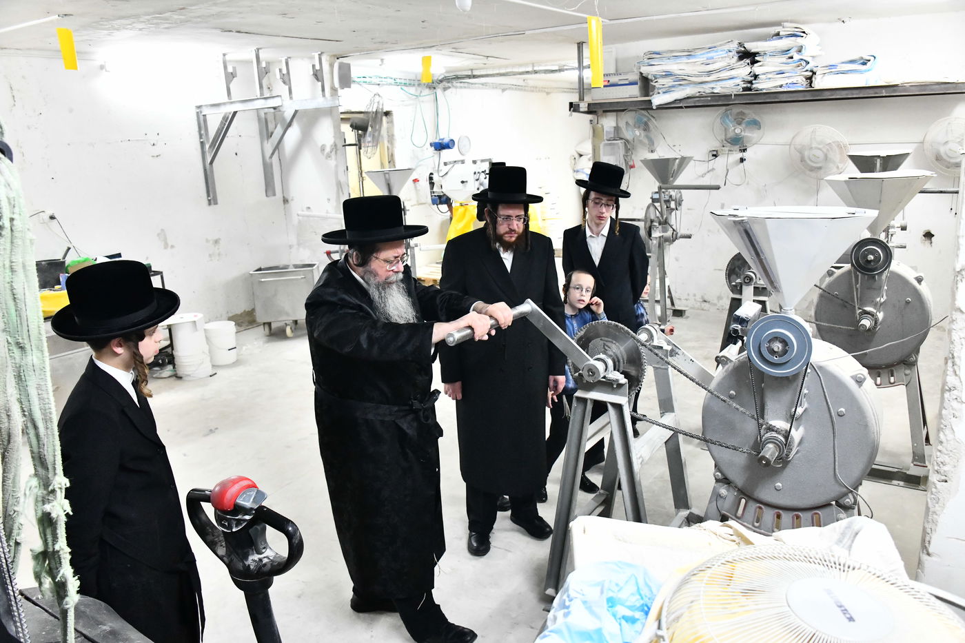 האדמו"ר משבט הלוי באפיית מצות 