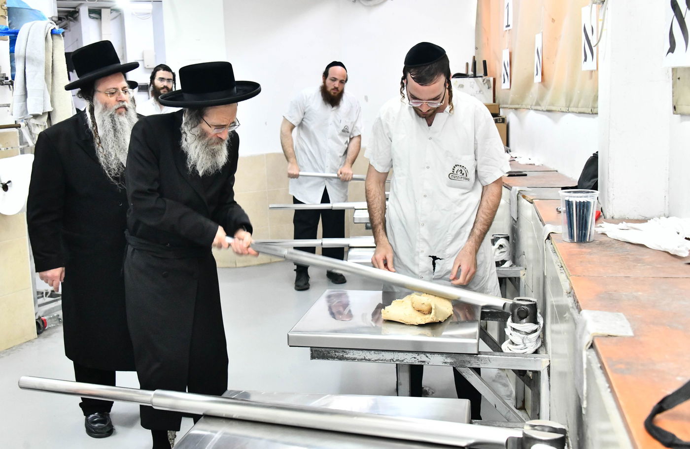 רבי אלימלך באפיית המצות