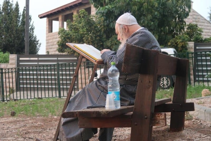 האדמו"ר ממבקשי אמונה בנאות דשא