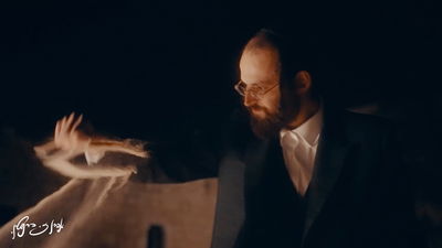 הצייר והאמן אהרן זאב ברנשטיין בקליפ חול ללחנו של יונתן רזאל: ׳והיא שעמדה׳