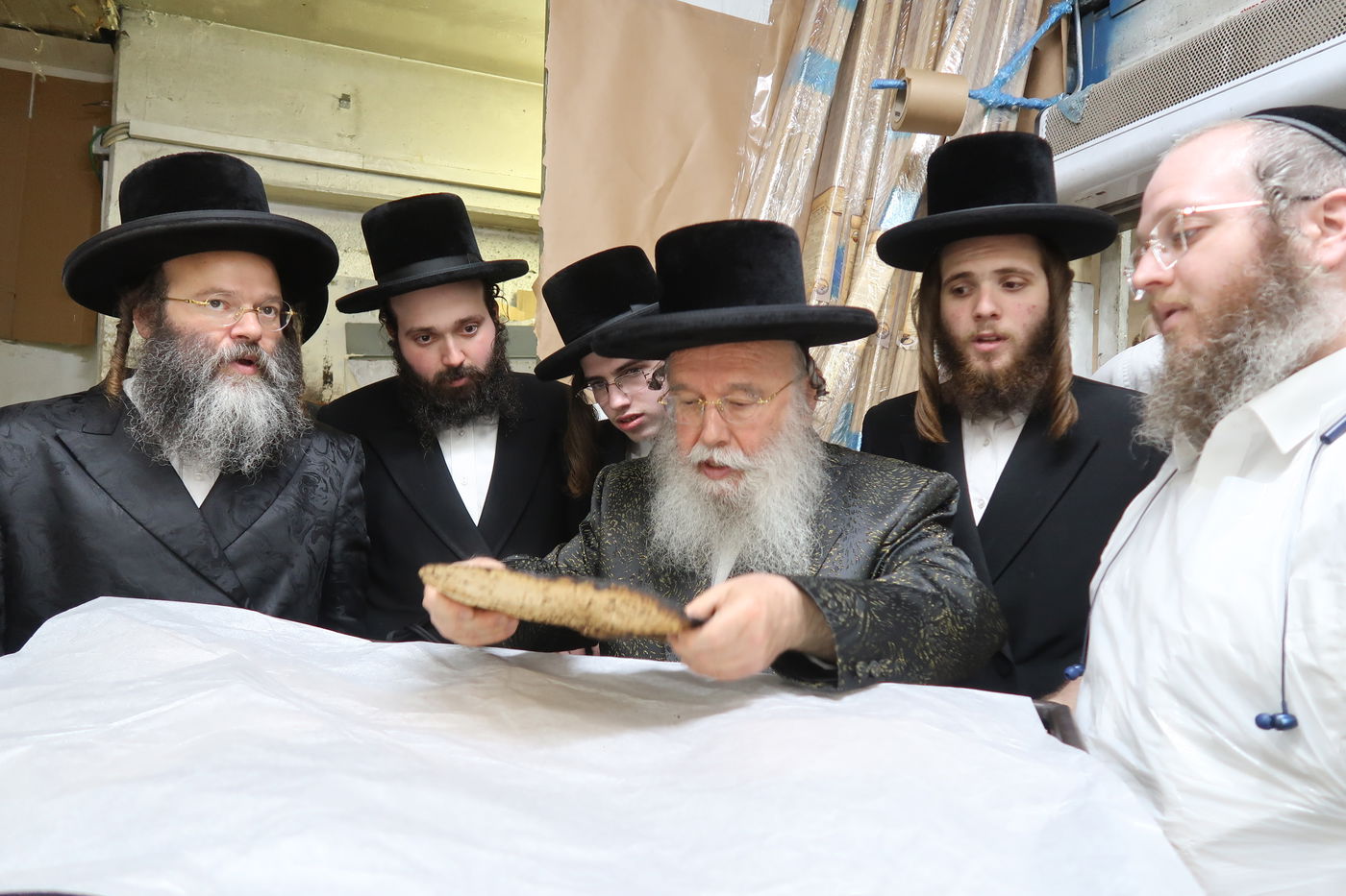 האדמו"ר ממישקולץ באפיית מצות