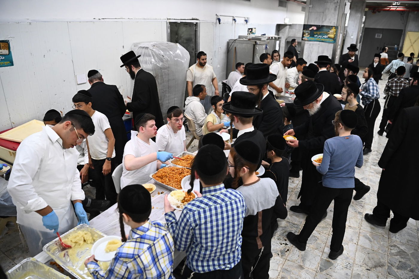 האדמו"ר מויזניץ בביקור במטבח 'כל דכפין' ערב פסח